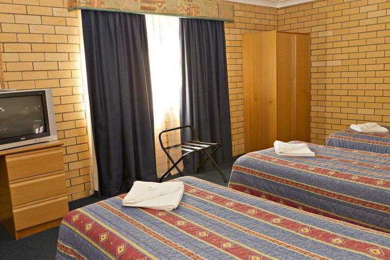 Hilltops Retreat Motor Inn Young Rum bild