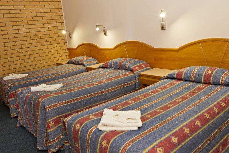 Hilltops Retreat Motor Inn Young Rum bild