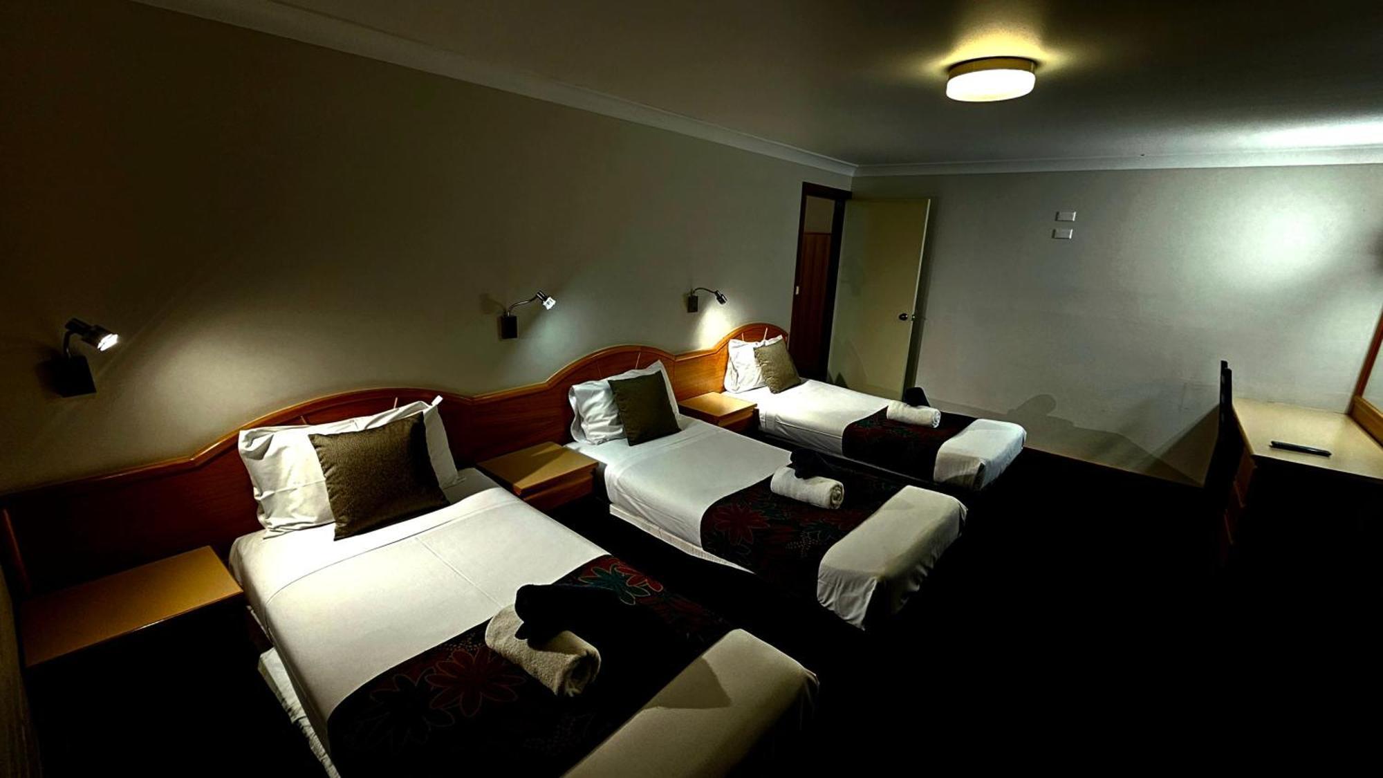 Hilltops Retreat Motor Inn Young Exteriör bild
