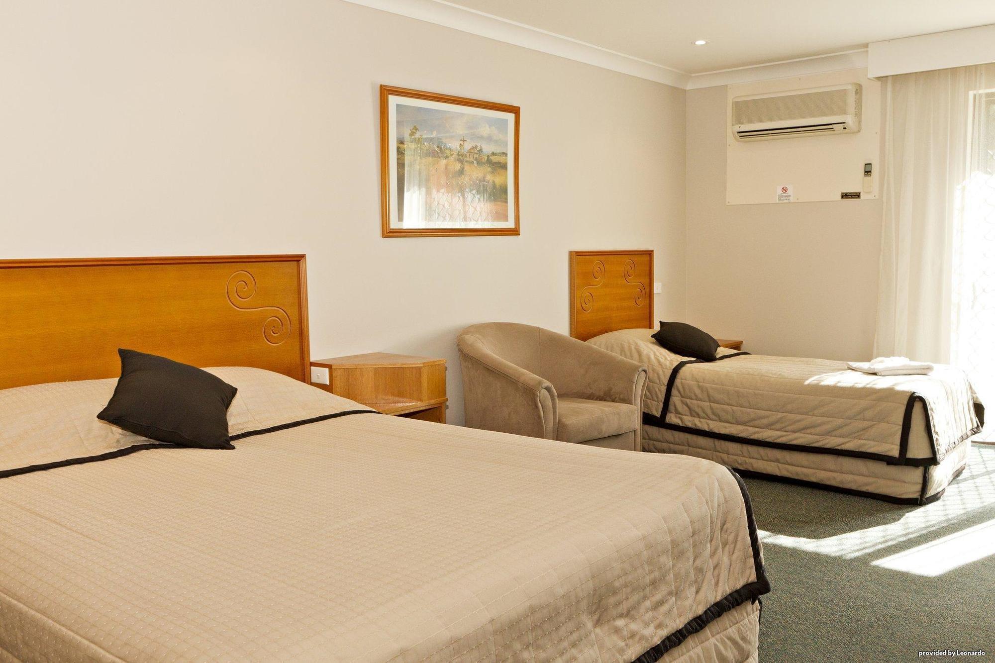Hilltops Retreat Motor Inn Young Rum bild