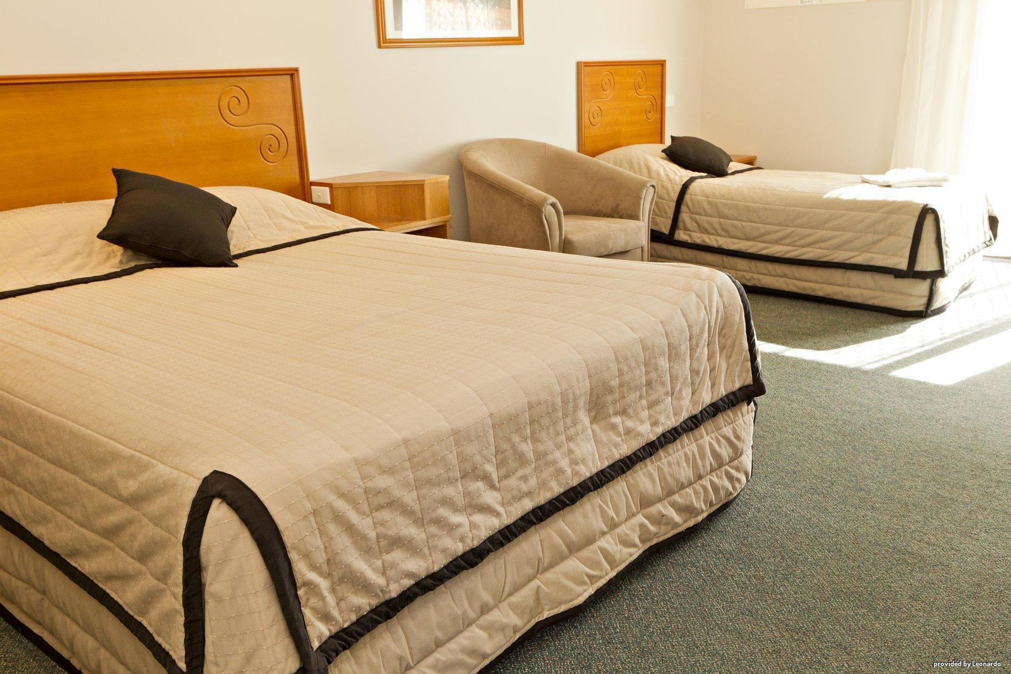 Hilltops Retreat Motor Inn Young Rum bild