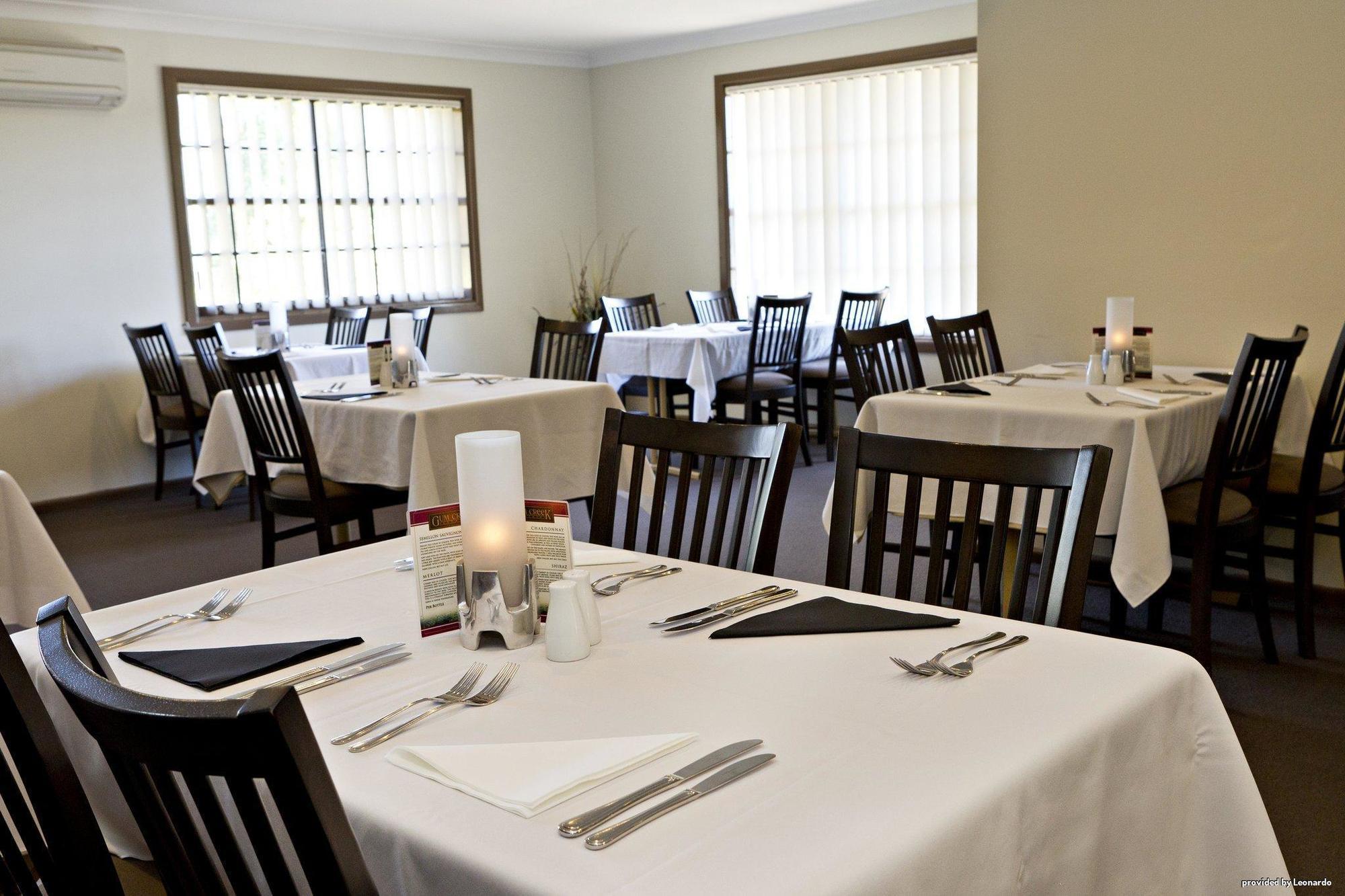 Hilltops Retreat Motor Inn Young Restaurang bild