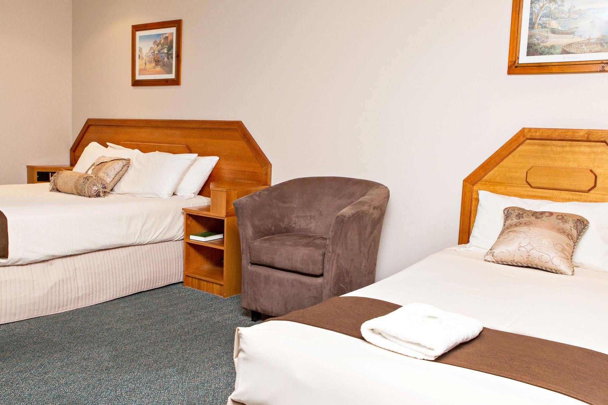 Hilltops Retreat Motor Inn Young Exteriör bild